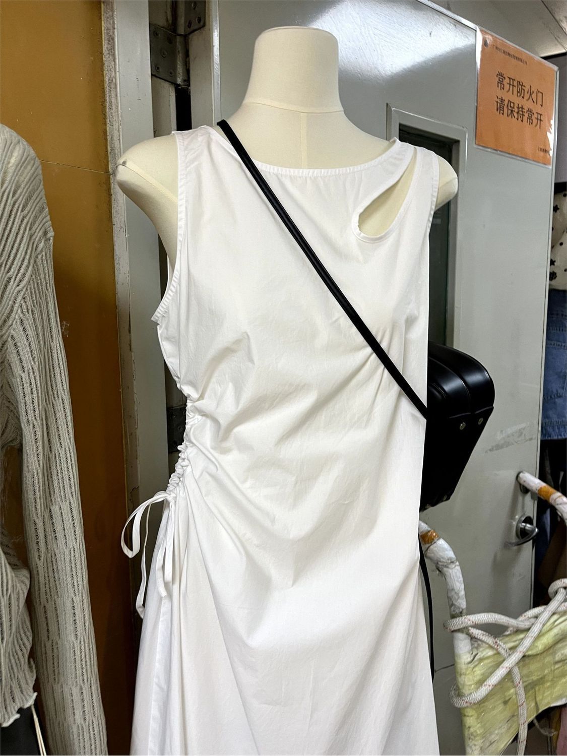 Niche Drawstring Figure-flattering Sleeveless Solid-color Dress